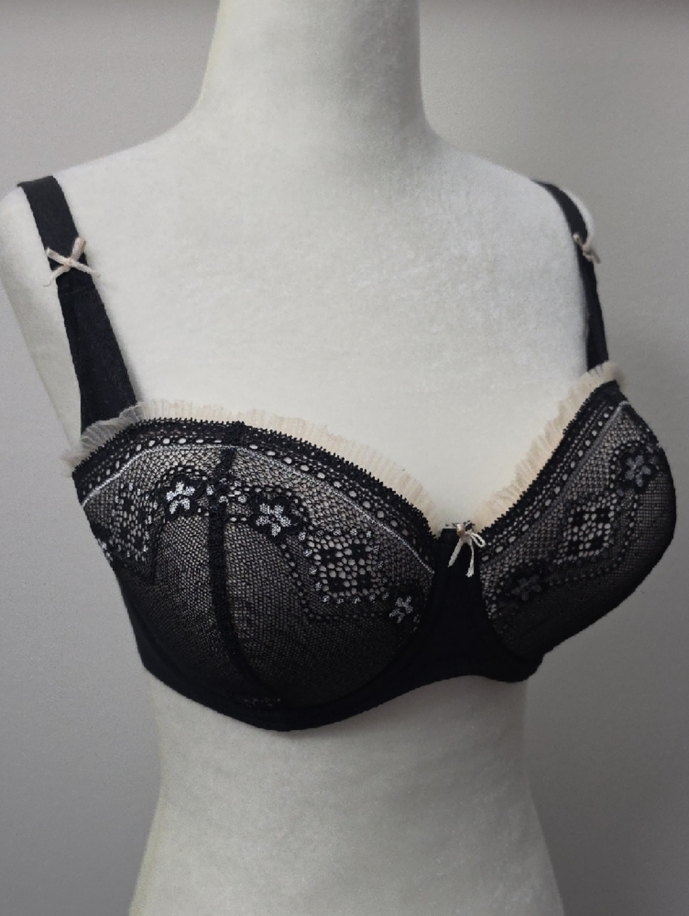 b.tempt'd Women's Black Lace Underwire Bra with Cream Trim 36DD EUC
